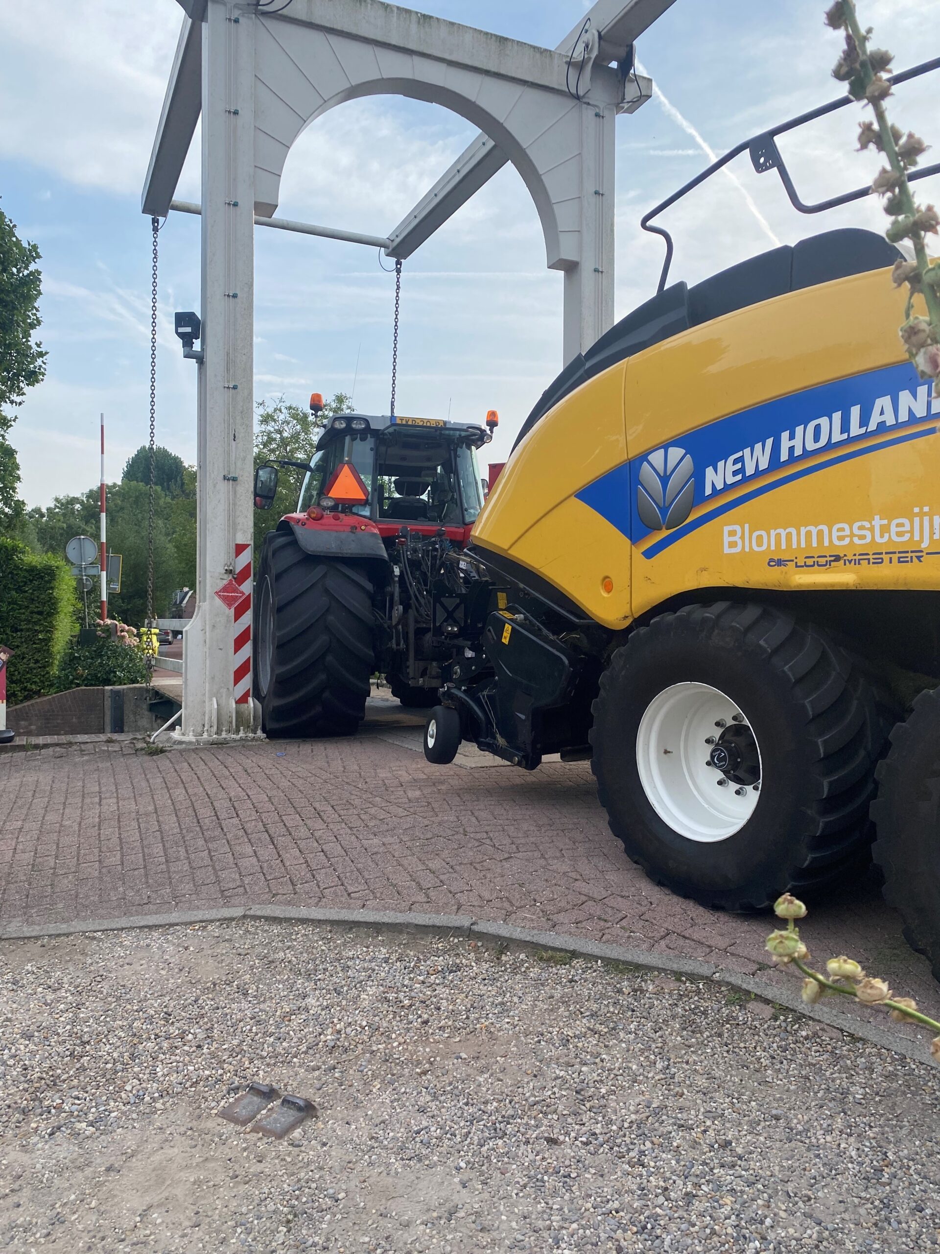 Tractor met maaimachine vast op de Leo Oorbrug Foto: Hans Klaver